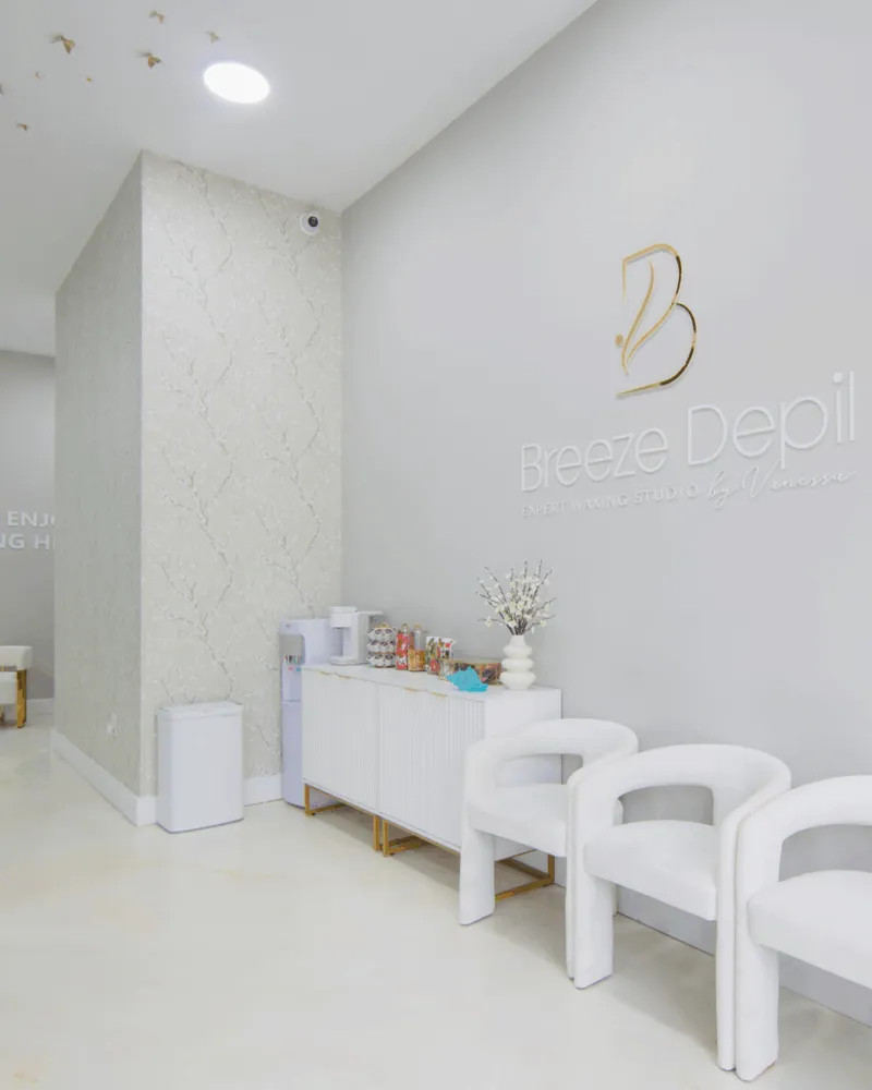 Breeze Depil reception with gold logo